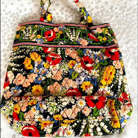 Vera Bradley bag.  Like new very clean inside and out. Smoke free home - Picture 4 of 8
